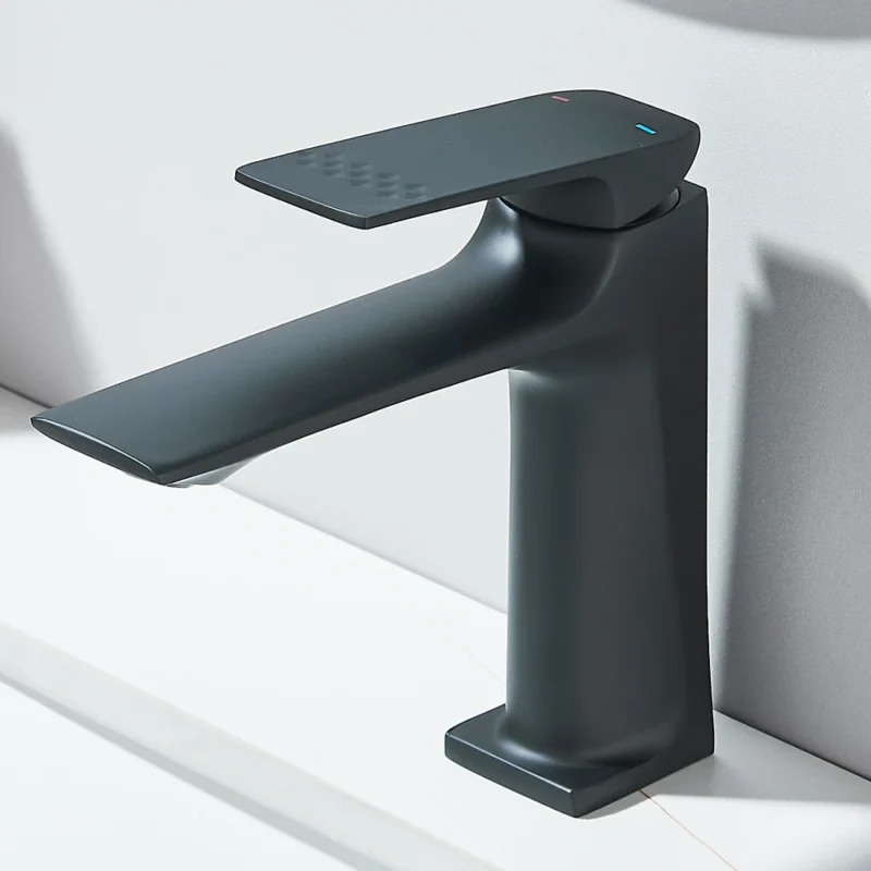 Robinet d'évier de salle de bain moderne