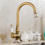 Robinet style ancien à détails floraux pour évier cuisine