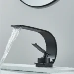 Robinet d'évier de salle de bains noir