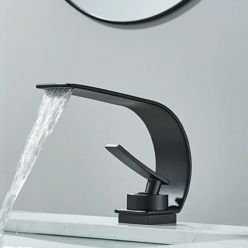 Robinet d'évier de salle de bains noir