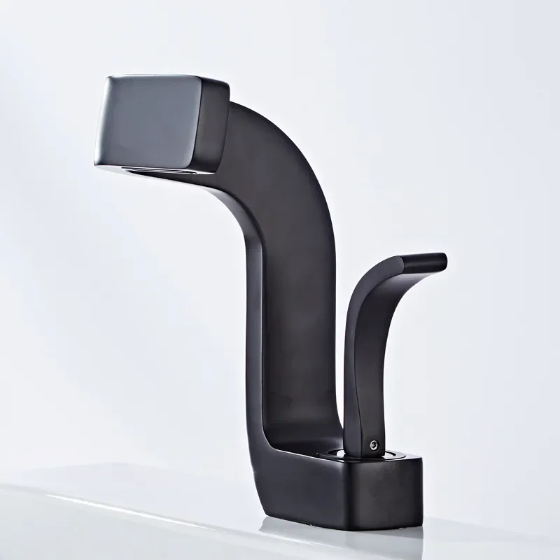 Robinet de lavabo doré et blanc à poignée unique