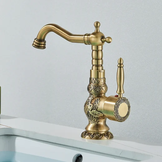 Vue du robinet de lavabo à poser sur plateau en laiton antique