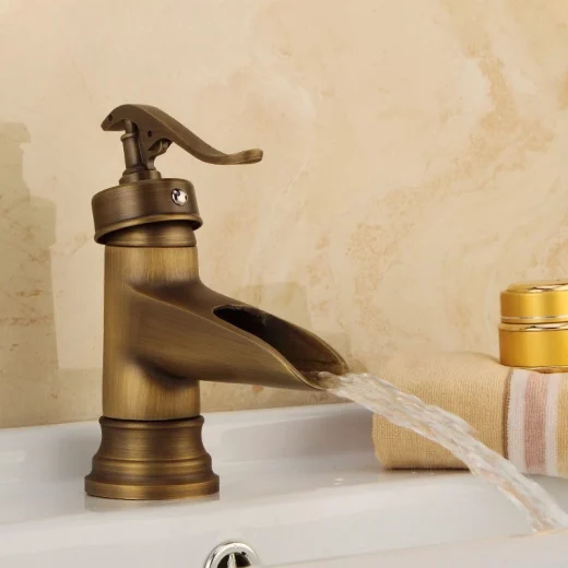 Robinet de lavabo en laiton monté sur plateau