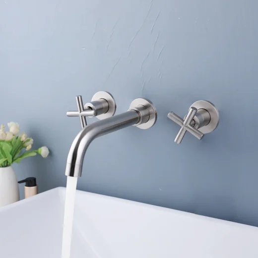Robinet de salle de bains en finition dorée