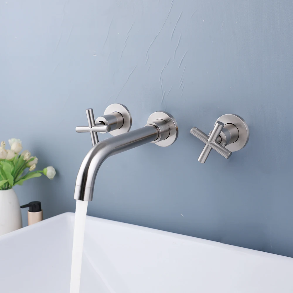 Robinet de salle de bains en finition dorée