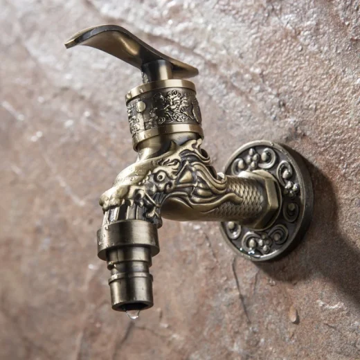 Robinet de lavabo mural classique fixé au mur
